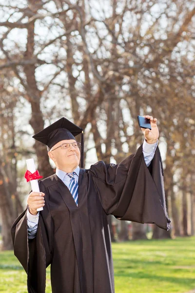 Hombre maduro en vestido de graduación —  Fotos de Stock