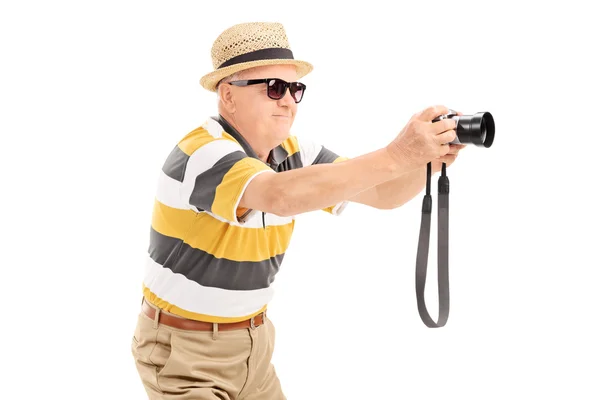 Turista tirar foto com câmera — Fotografia de Stock