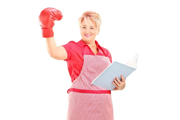 Mulher madura com luva de boxe — Fotografia de Stock