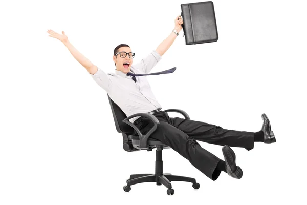 Uomo d'affari che cavalca in sedia ufficio — Foto Stock