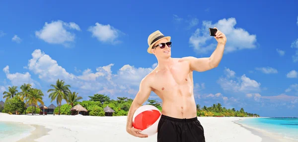 Man taking selfie on beach — Stock Photo, Image