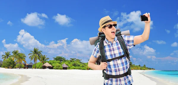 Tourist taking selfie on beach — Stock Photo, Image