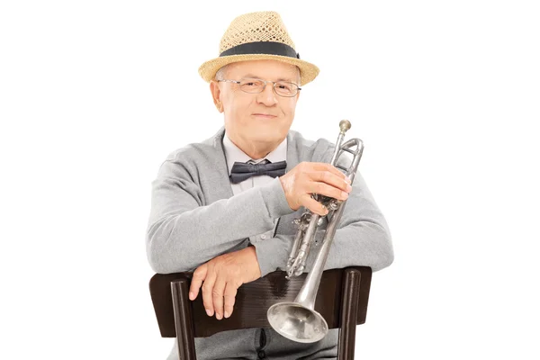 Senior gentleman bedrijf trompet — Stockfoto