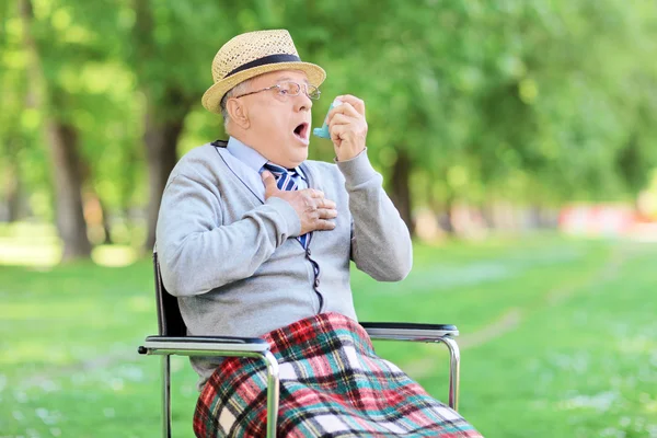 Старший чоловік задихається в парку — стокове фото