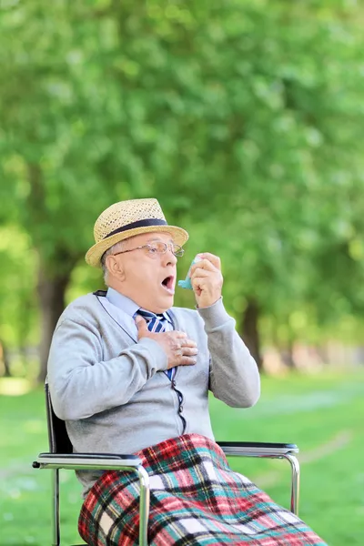 Senior férfi gazdaság inhalátor — Stock Fotó