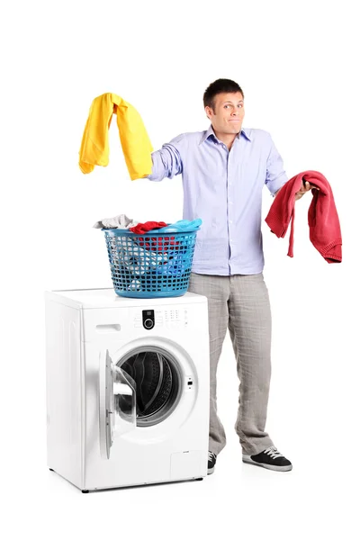 Człowiek zastanawiasz się, jak zrobić pranie — Zdjęcie stockowe
