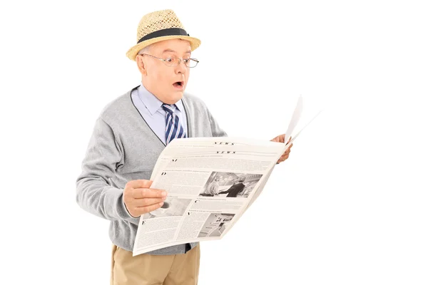 Senior herre läsa nyheter — Stockfoto