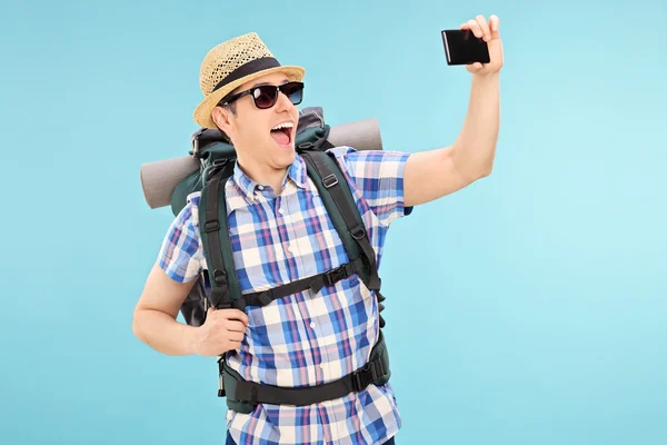 Tourist macht Selfie — Stockfoto