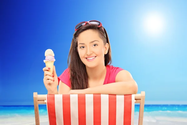 Mujer comiendo helado — Foto de Stock