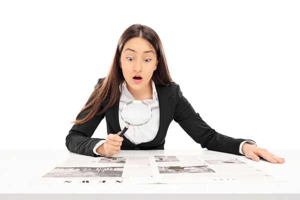 Woman reading the news — Stock Photo, Image