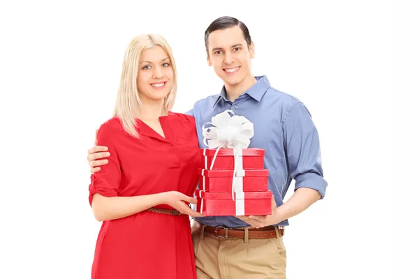 Νεαρό ζευγάρι κρατώντας δώρα — Φωτογραφία Αρχείου