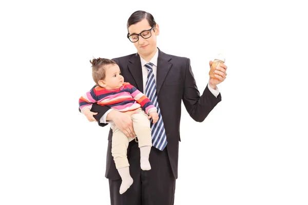 Padre sosteniendo a su hija — Foto de Stock