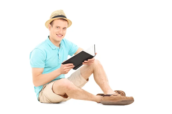 Homem segurando livro — Fotografia de Stock