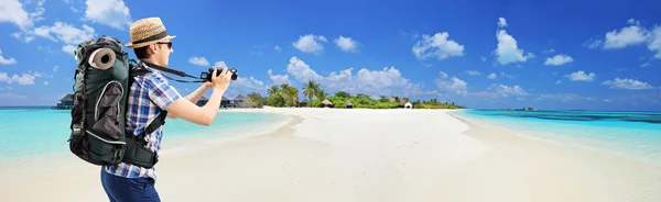 Turist tar bild på stranden — Stockfoto