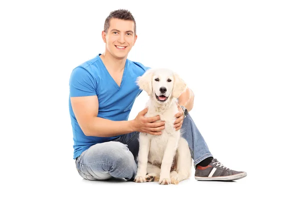 Mann sitzt mit seinem Hund — Stockfoto
