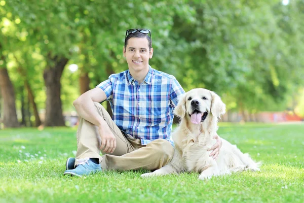 Человек в парке с собакой — стоковое фото