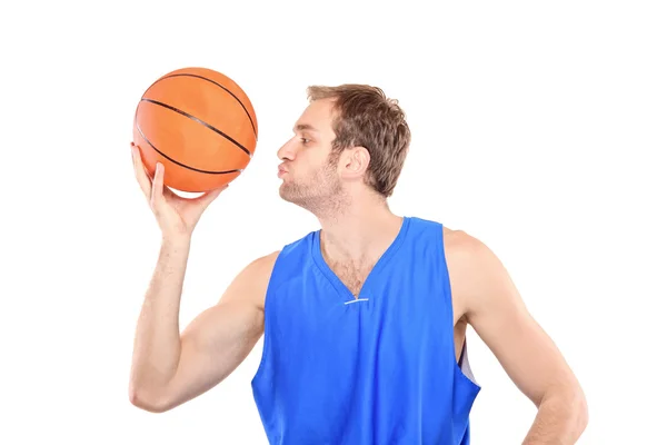 Jovem desportista beijar basquete — Fotografia de Stock