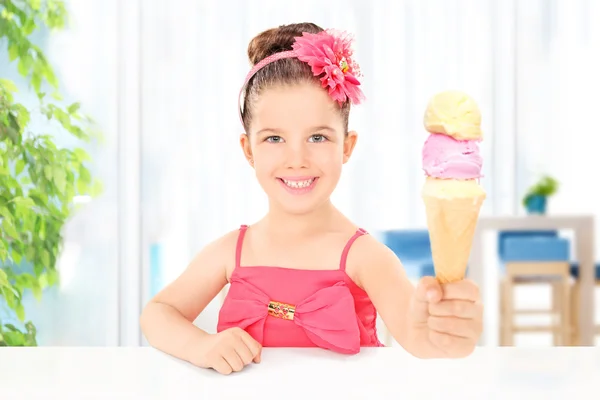 Menina segurando sorvete — Fotografia de Stock