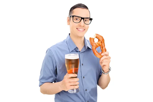 Homem comendo pretzel e beber — Fotografia de Stock