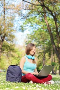 dizüstü erkek öğrenci