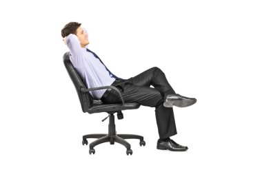 ofis koltuğu oturan adam