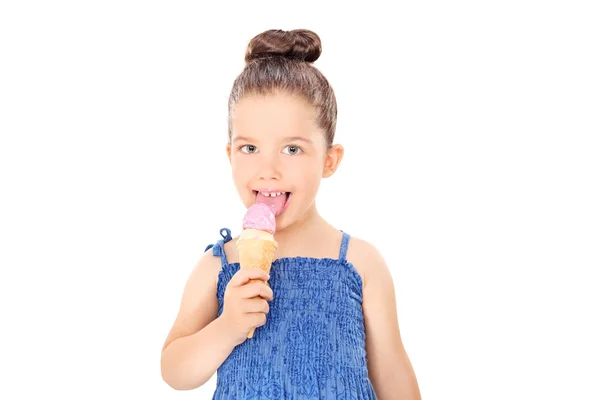 Kleines Mädchen isst Eis — Stockfoto