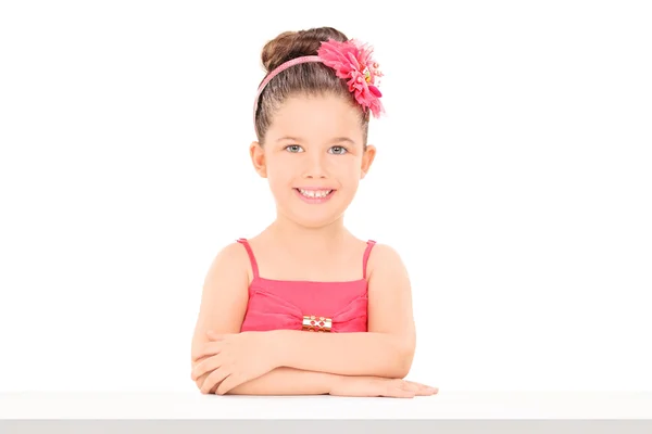 Kleines Mädchen am Tisch sitzend — Stockfoto