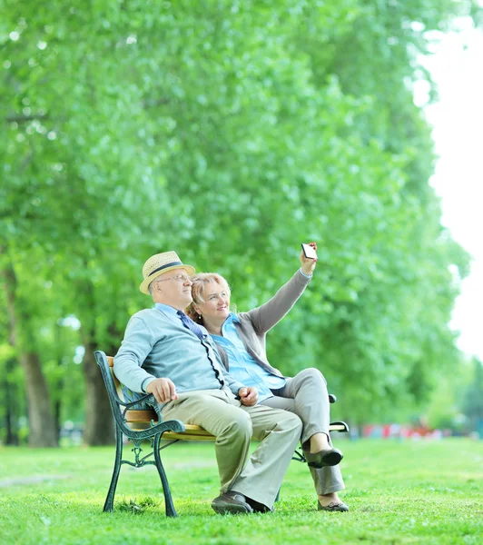 Pareja de ancianos tomando selfie — Foto de Stock