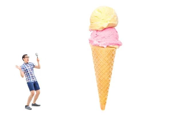 Чоловік дивиться на морозиво — стокове фото