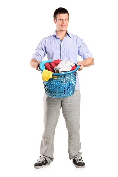 Homem segurando cesta de roupa — Fotografia de Stock