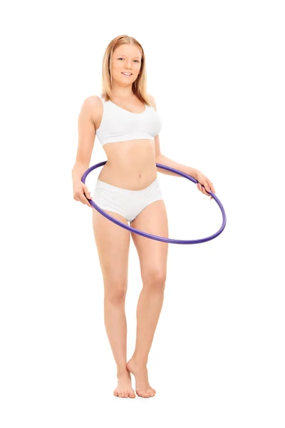 Mädchen übt mit Hula-Hoop-Reifen — Stockfoto