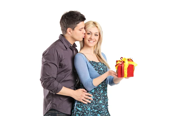 Człowiek dając prezent dla dziewczyny — Zdjęcie stockowe