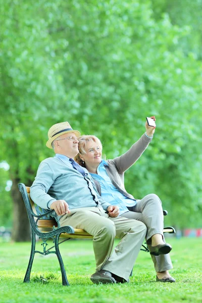 Pareja madura tomando selfie — Foto de Stock