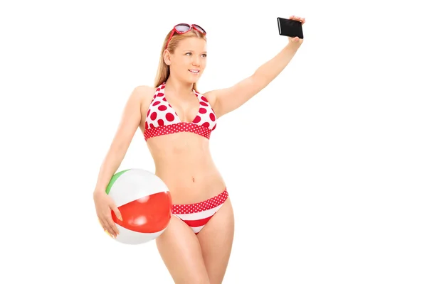 Donna che tiene palla da spiaggia — Foto Stock