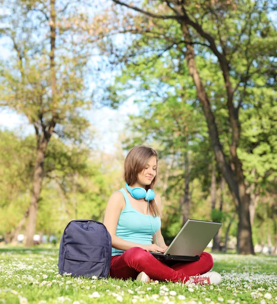 Wanita yang belajar dengan laptop — Stok Foto