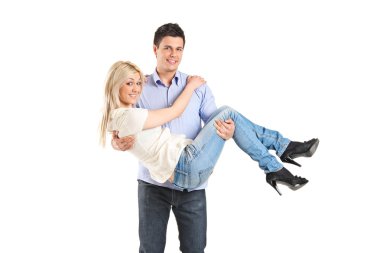 Sevgilisini taşıyan bir adam.