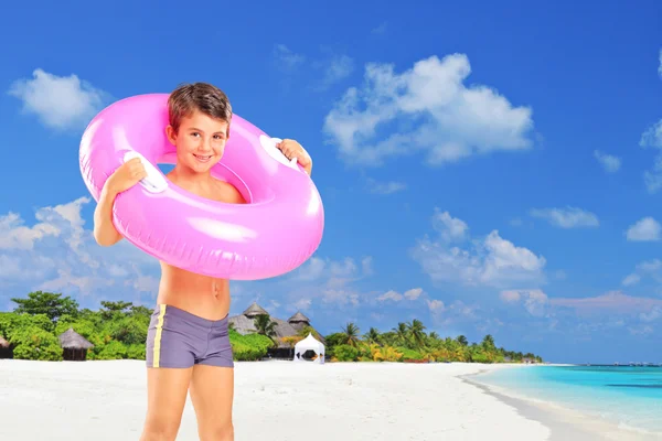 Niño de pie con anillo de natación — Foto de Stock