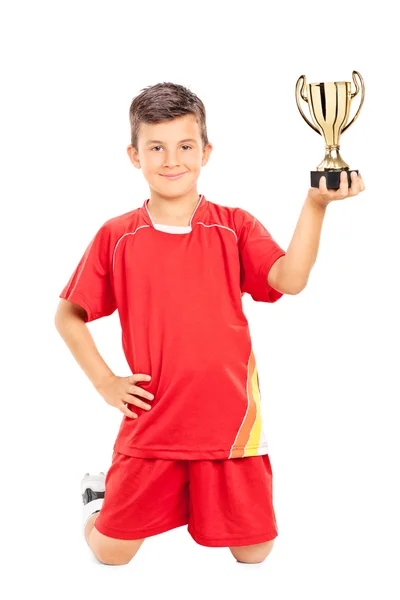 Atleta júnior segurando troféu dourado — Fotografia de Stock