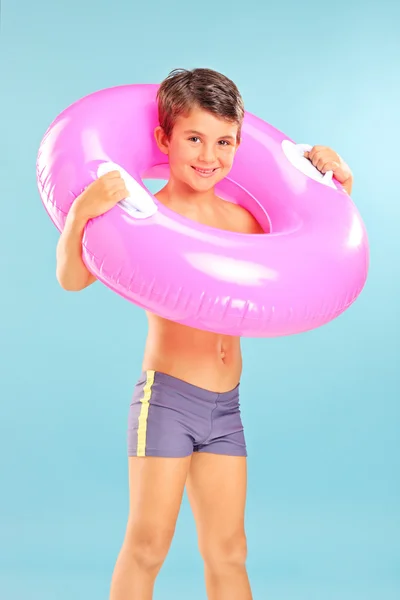 Niño pequeño con anillo de natación — Foto de Stock