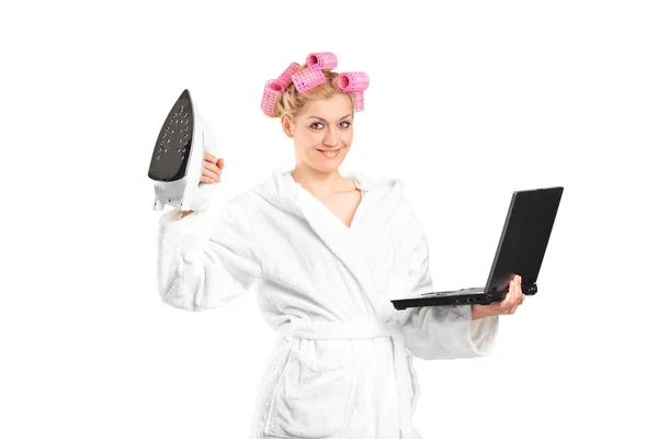 Kvinna anläggning järn och laptop — Stockfoto