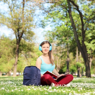 öğrenci park kitap okumak