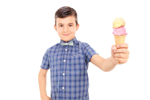 Kleine jongen bedrijf ijs — Stockfoto