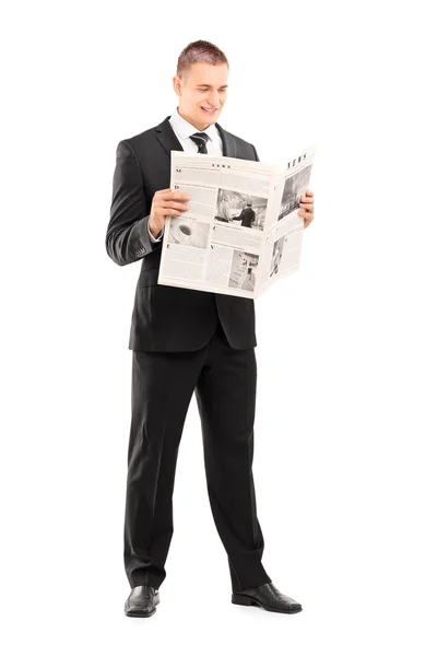 Joven empresario leyendo el periódico —  Fotos de Stock