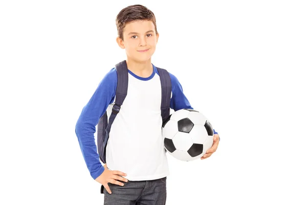 Kid met rugzak bedrijf voetbal — Stockfoto