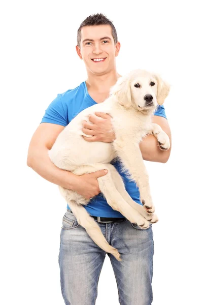 Sorrindo jovem segurando cão — Fotografia de Stock