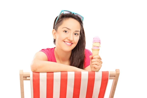Mulher segurando sorvete — Fotografia de Stock