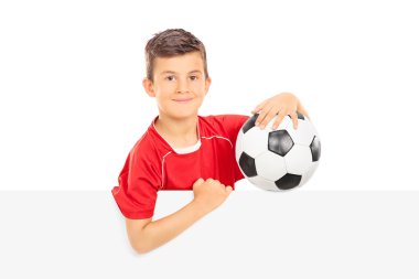 çocuğun futbol panelin arkasında holding