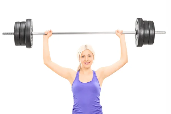 Atleta feminina levantando pesado barbell — Fotografia de Stock