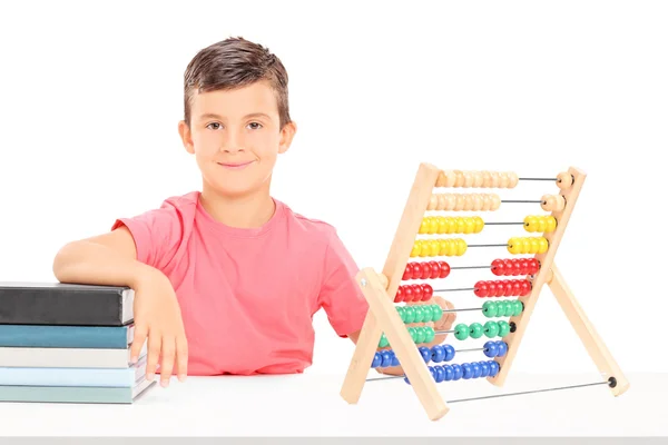 Pojke med abacus och böcker — Stockfoto
