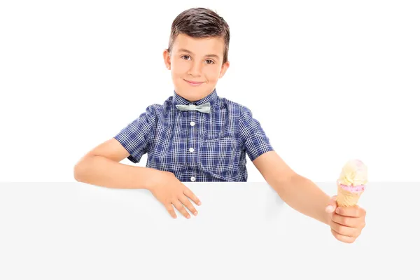 Anak kecil yang memegang es krim — Stok Foto